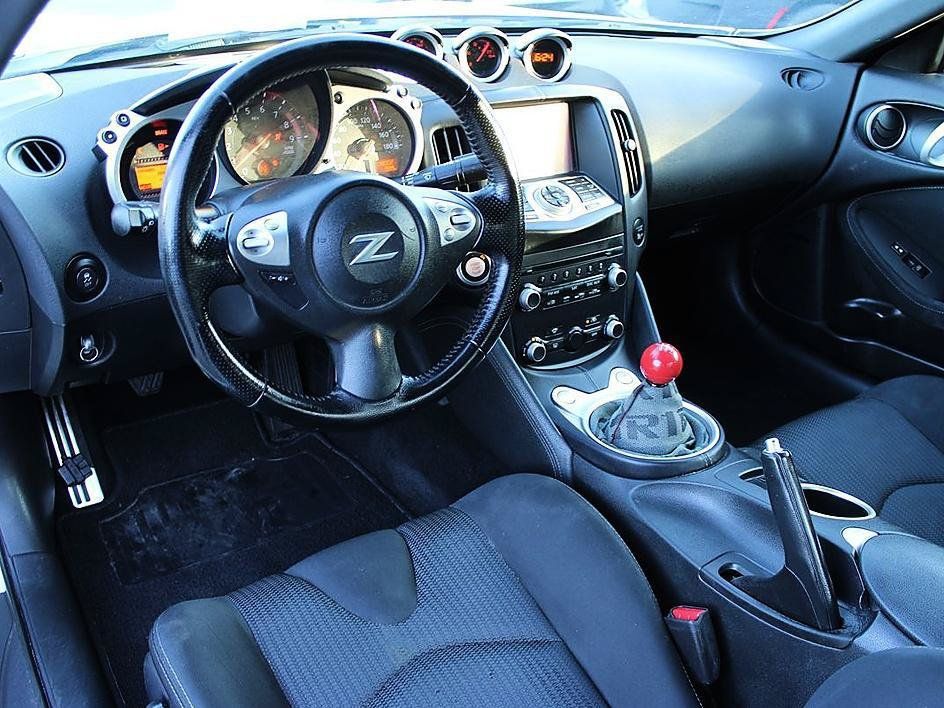Used 2018 Nissan 370Z Coupe RWD image 12