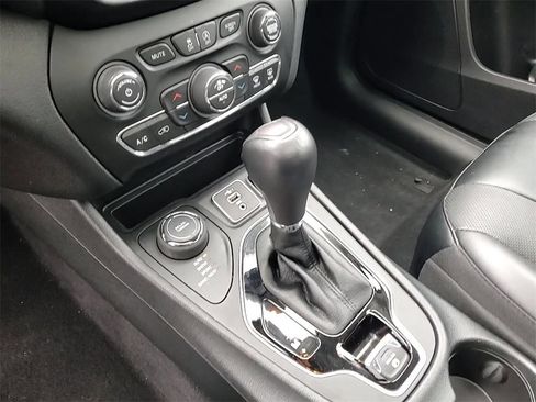 Used 2022 Jeep Cherokee Limited image 18