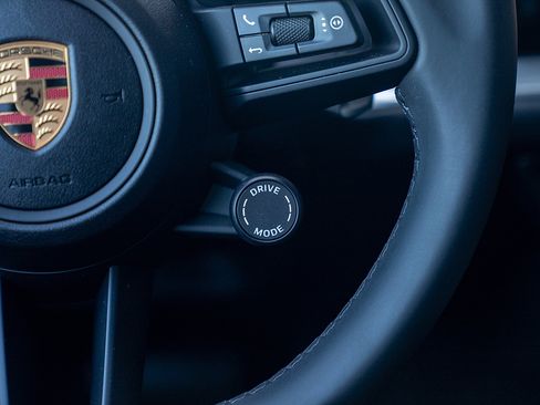 Certified 2025 Porsche Cayenne image 9