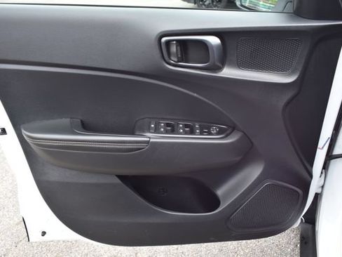 Used 2025 Hyundai Venue Limited FWD image 11