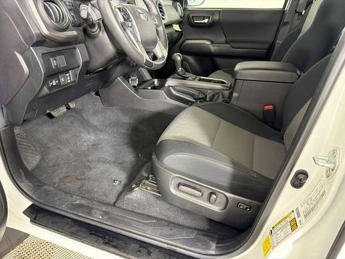 Used 2022 Toyota Tacoma TRD Off-Road AWD/4WD image 9