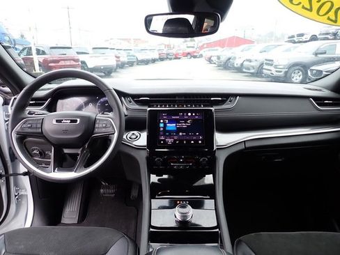 Used 2023 Jeep Grand Cherokee L Laredo image 17