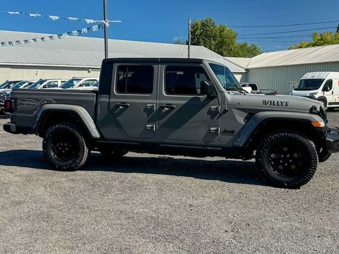 Used 2022 Jeep Gladiator Sport AWD/4WD image 2