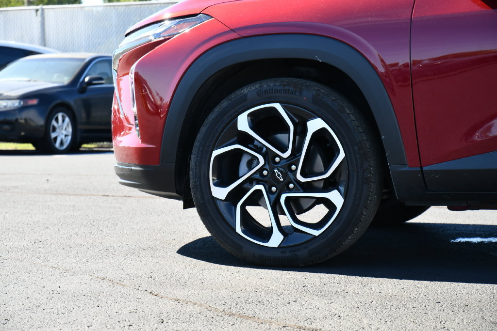 Used 2025 Chevrolet Trax RS w/ Sunroof Package FWD image 12