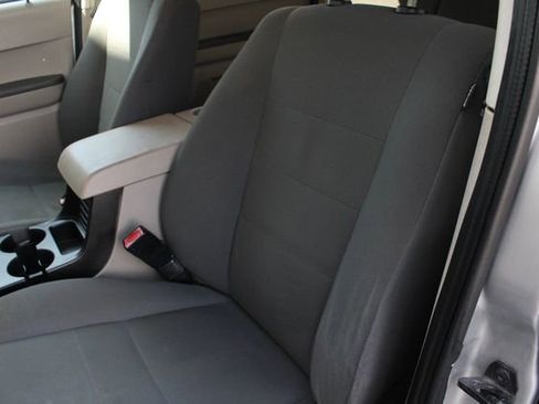 Used 2010 Ford Escape XLS AWD/4WD image 4