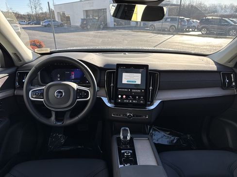 Used 2025 Volvo XC90 B6 Plus image 29