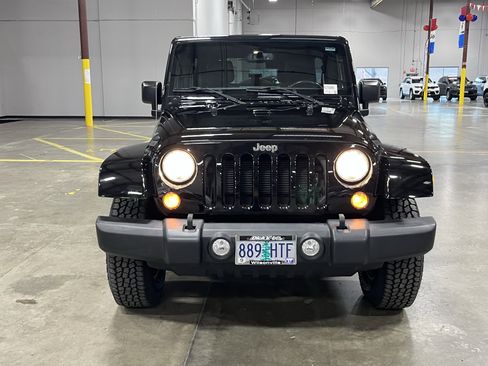 Used 2015 Jeep Wrangler Unlimited Rubicon w/ Connectivity Group image 8