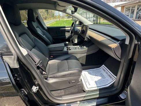 Used 2022 Tesla Model Y Long Range image 32