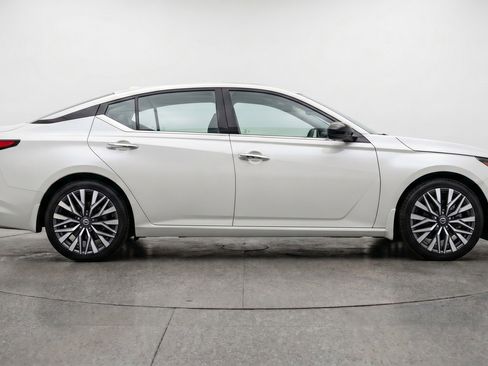 Used 2025 Nissan Altima 2.5 SV FWD image 11