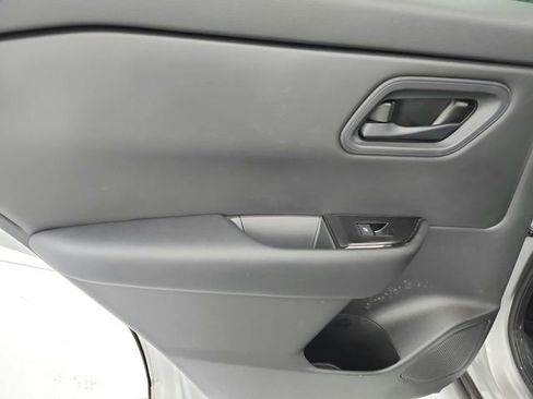 Used 2025 Nissan Rogue S image 37