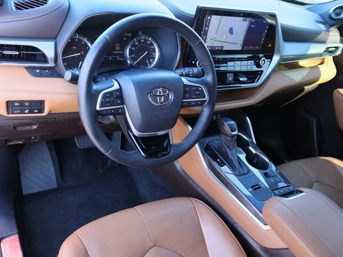 Used 2022 Toyota Highlander Platinum image 10