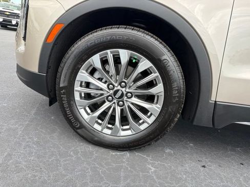 Used 2024 Cadillac XT4 Premium Luxury FWD image 9