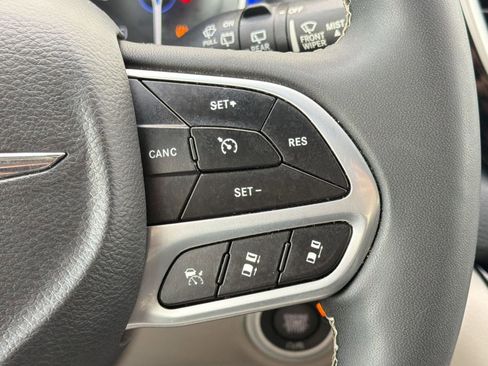 Used 2023 Chrysler Pacifica Touring-L FWD image 25