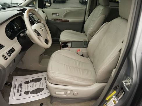Used 2013 Toyota Sienna XLE w/ Entertainment Pkg FWD image 8