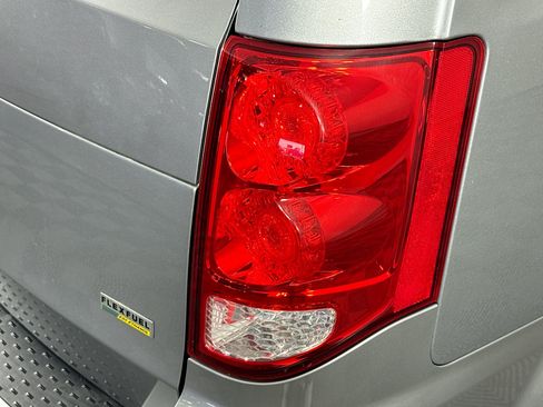 Used 2018 Dodge Grand Caravan SE w/ UConnect Hands-Free Group FWD image 30