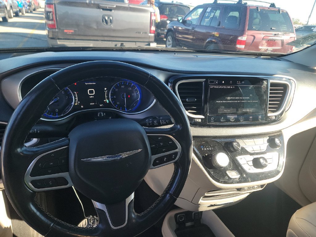 Used 2021 Chrysler Pacifica Touring-L FWD image 5