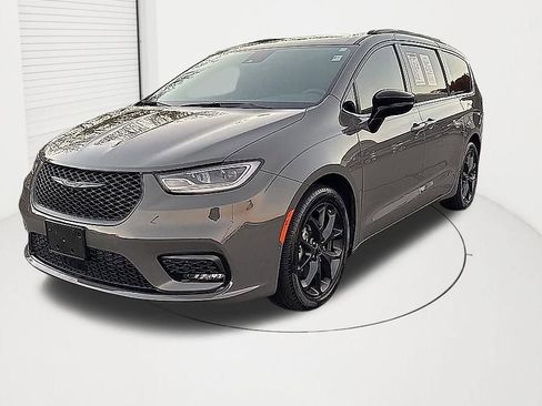 Used 2023 Chrysler Pacifica Limited w/ S Appearance Package image 1