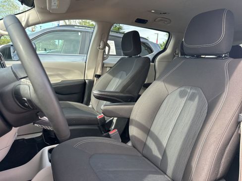 Used 2023 Chrysler Voyager LX FWD image 8