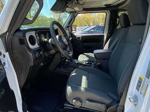 Used 2025 Jeep Wrangler Unlimited Sport AWD/4WD image 26