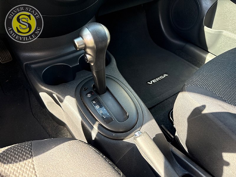 Used 2013 Nissan Versa SV FWD image 21