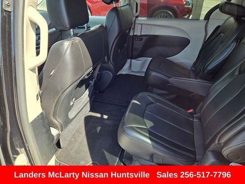 Used 2023 Chrysler Pacifica Touring-L image 15