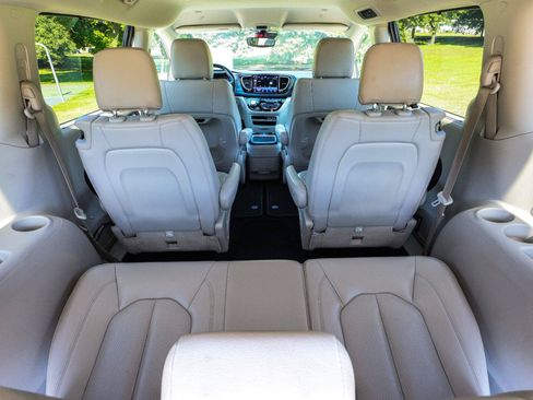 Used 2021 Chrysler Pacifica Touring-L FWD image 40