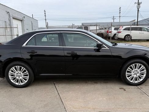 Used 2014 Chrysler 300 AWD w/ Driver Convenience Group image 5