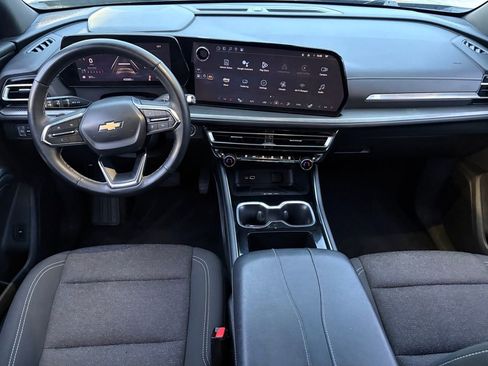 Used 2025 Chevrolet Traverse LT FWD image 13