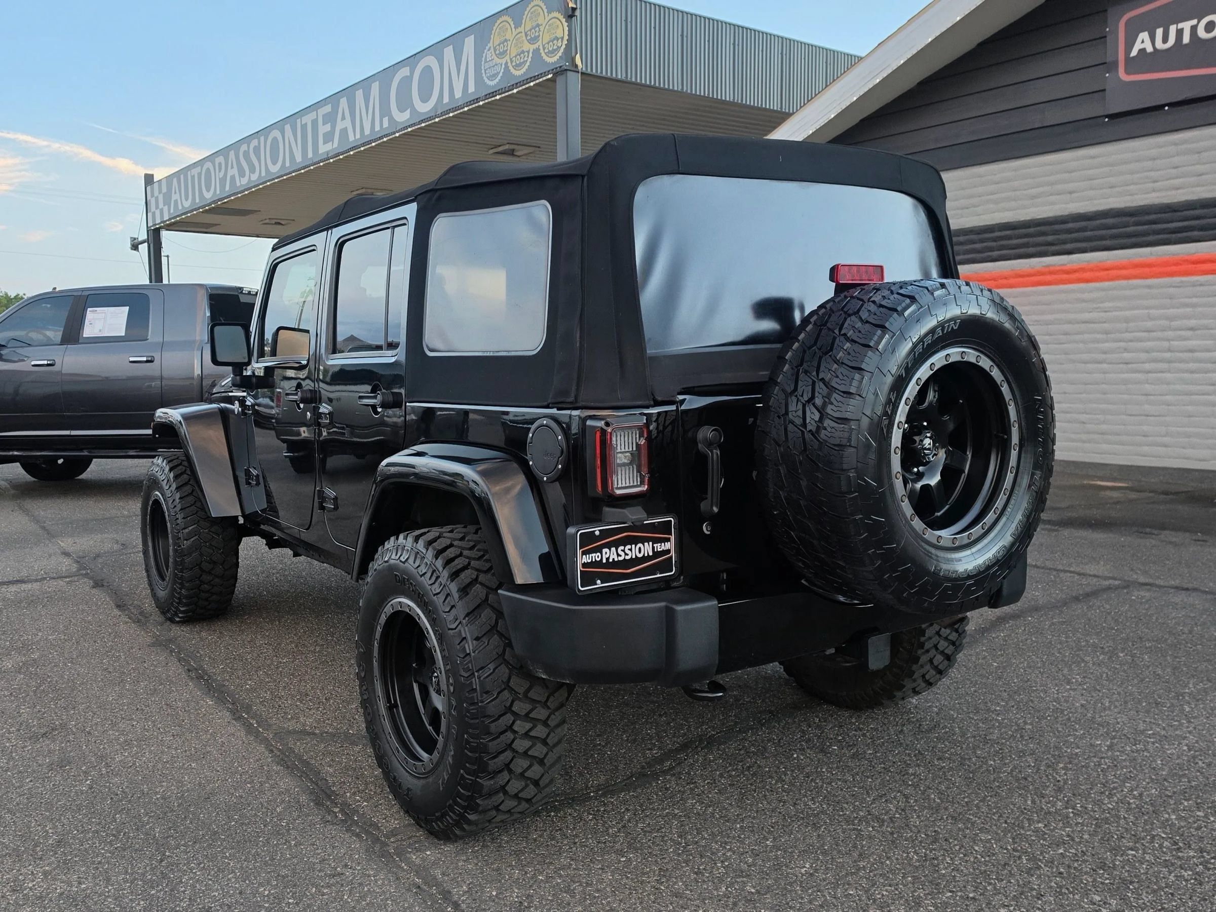 Used 2017 Jeep Wrangler Unlimited Sahara AWD/4WD image 3