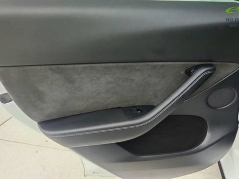 Used 2022 Tesla Model Y Long Range AWD/4WD image 32
