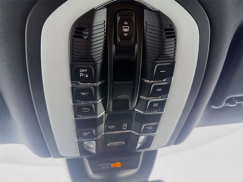 Used 2025 Porsche Macan AWD/4WD image 19