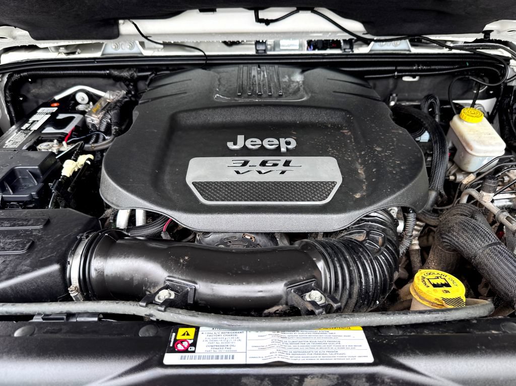 Used 2012 Jeep Wrangler Unlimited Sahara w/ Connectivity Group AWD/4WD image 13