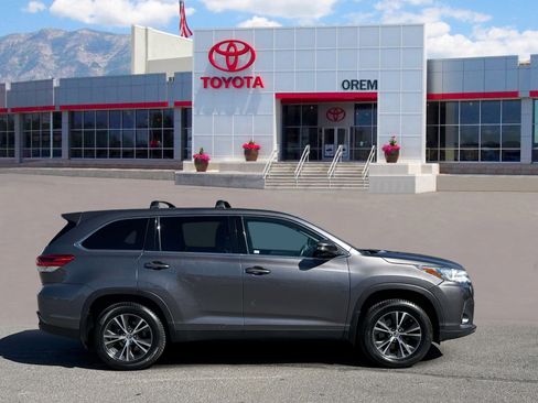 Used 2019 Toyota Highlander LE AWD/4WD image 3