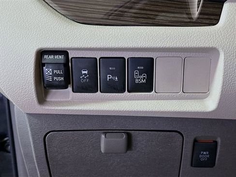 Used 2017 Toyota Sienna XLE w/ XLE Navigation Package image 12