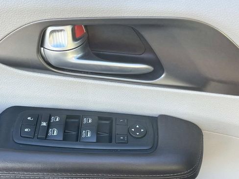 Used 2018 Chrysler Pacifica Touring-L Plus image 16