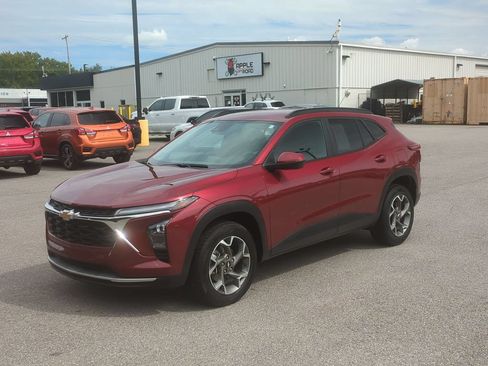 Used 2024 Chevrolet Trax LT FWD image 1