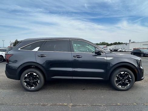 New 2025 Kia Sorento S image 3