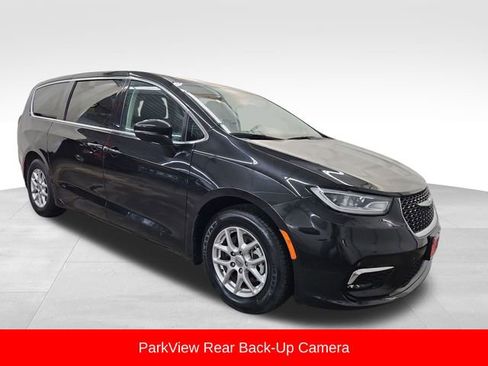Used 2023 Chrysler Pacifica Touring-L image 9
