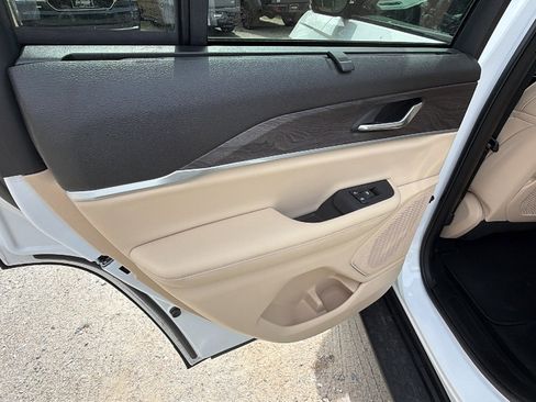 Used 2024 Jeep Grand Cherokee Limited w/ Luxury Tech Group II image 23