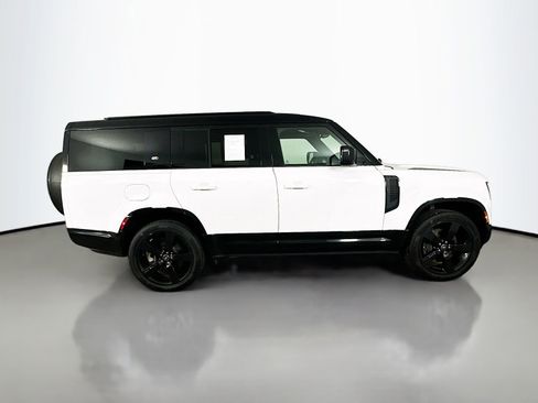 Used 2024 Land Rover Defender 130 X-Dynamic SE AWD/4WD image 4