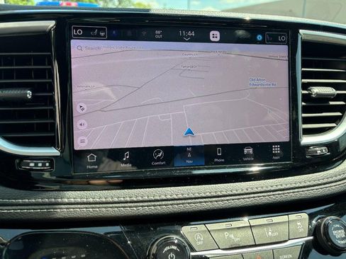 Used 2025 Chrysler Pacifica Limited FWD image 24