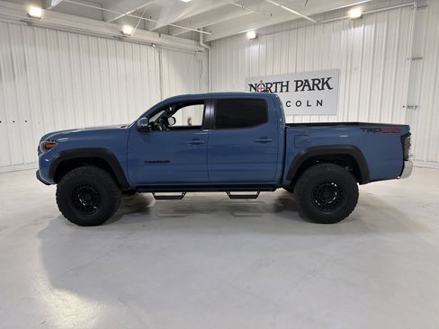 Used 2019 Toyota Tacoma TRD Off-Road image 2