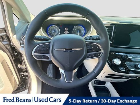 Used 2023 Chrysler Pacifica Touring-L FWD image 16