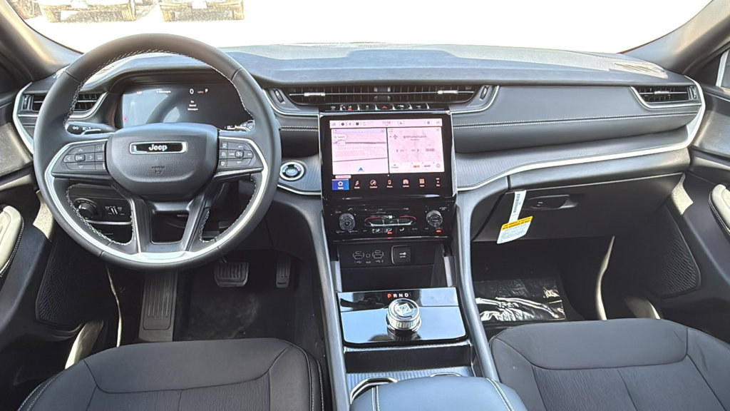 New 2027 Jeep Grand Cherokee Laredo RWD image 17