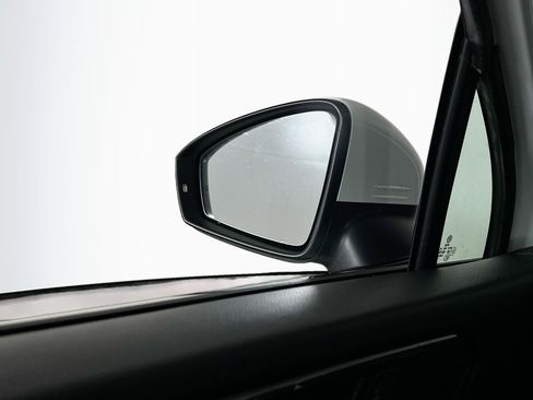 Used 2022 Volkswagen Tiguan SE image 16