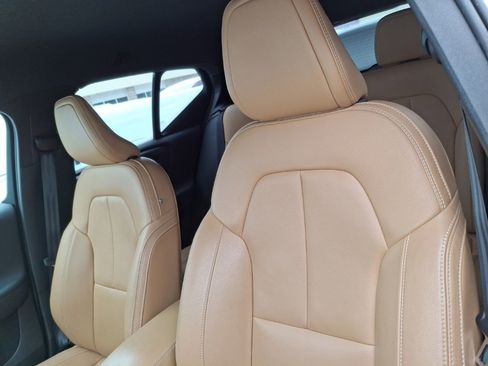 Used 2020 Volvo XC40 T4 Momentum image 12