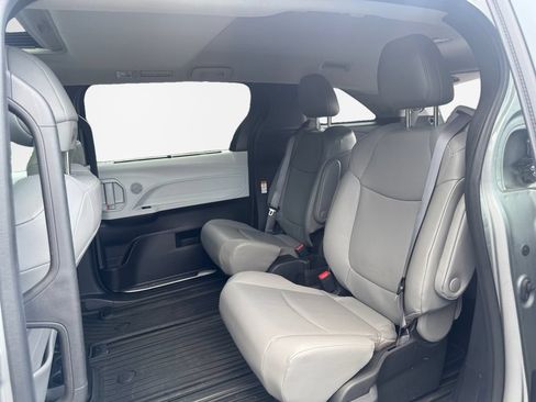 Used 2025 Toyota Sienna XLE AWD/4WD image 24