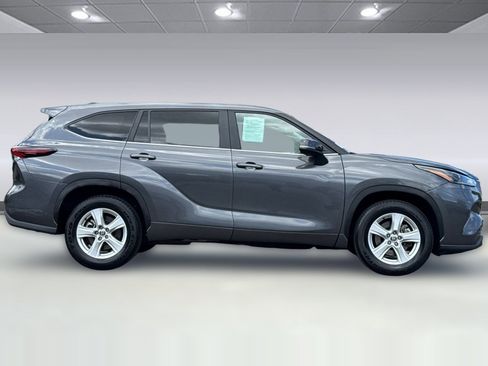 Used 2025 Toyota Highlander LE FWD image 7