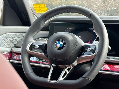 Used 2025 BMW 760i xDrive w/ Premium Package image 24