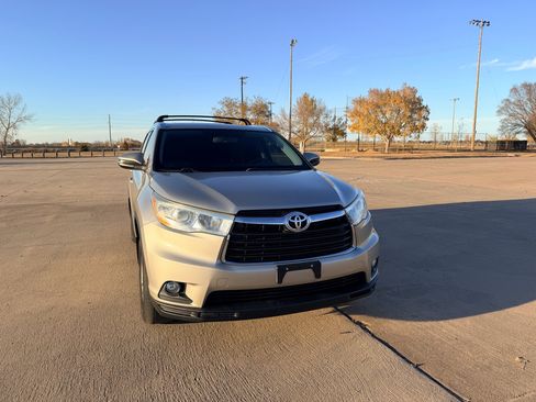Used 2014 Toyota Highlander XLE image 24